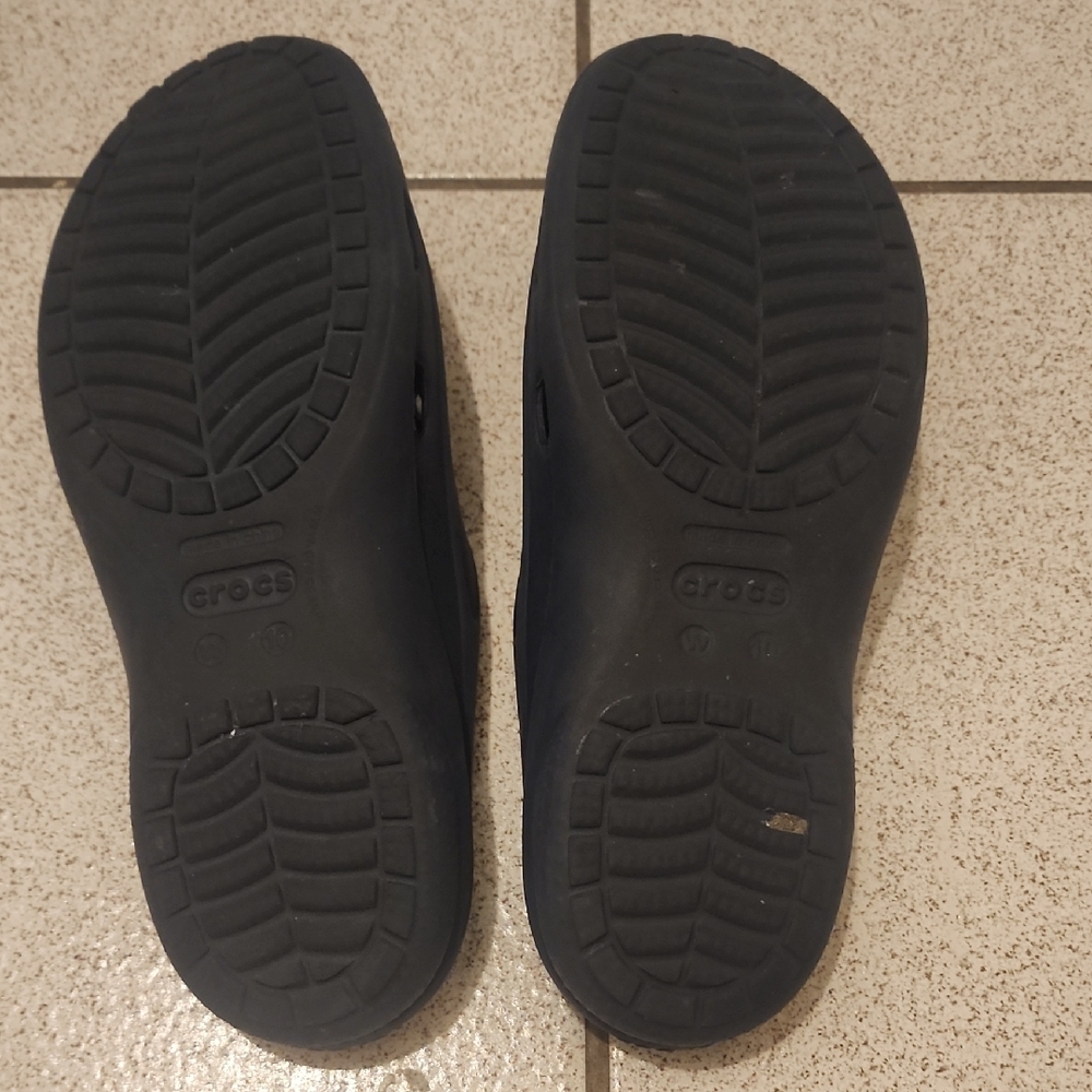 CROCS Classic Navy Blue Clogs - Picture 2 of 2